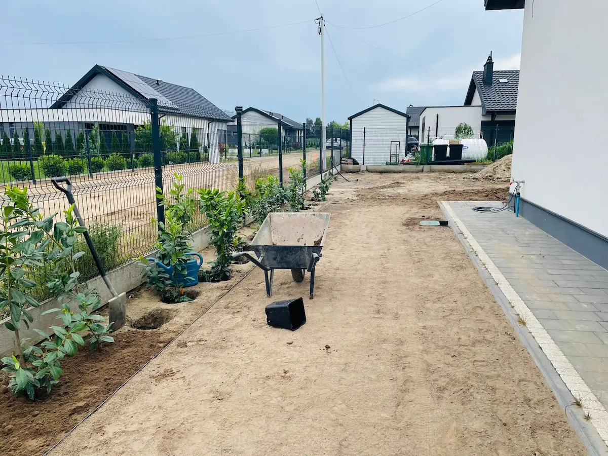 Nasadzenia przy ogrodzeniu w trakcie realizacji - Płońsk